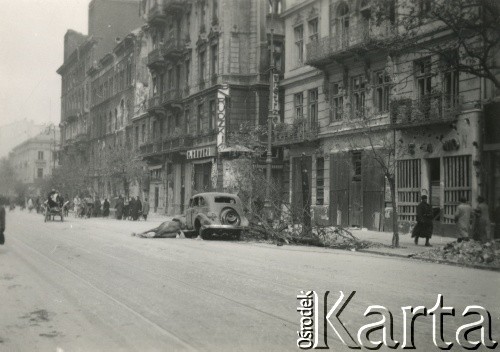 Po 1.09.1939, Warszawa, Polska.
Ulica Marszałkowska, róg Rysiej.
Fot. NN, zbiory Ośrodka KARTA, udostępnił Roman Trojanowicz