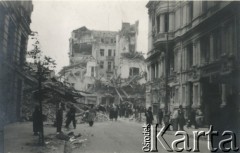 Po 1.09.1939, Warszawa, Polska.
Ulica Chmielna, widok z ul. Piernackiego.
Fot. NN, zbiory Ośrodka KARTA, udostępnił Roman Trojanowicz