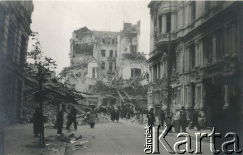 Po 1.09.1939, Warszawa, Polska.
Ulica Chmielna, widok z ul. Piernackiego.
Fot. NN, zbiory Ośrodka KARTA, udostępnił Roman Trojanowicz