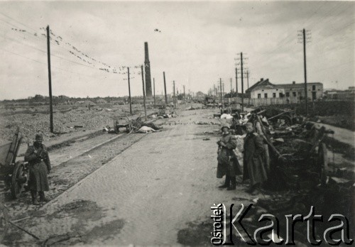 Po 1.09.1939, Warszawa, Polska.
Żołnierze w Alei Waszyngtona.
Fot. NN, zbiory Ośrodka KARTA, udostępnił Roman Trojanowicz