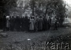 Po 1.09.1939, Warszawa, Polska.
Grupa ludzi.
Fot. NN, zbiory Ośrodka KARTA, udostępnił Roman Trojanowicz