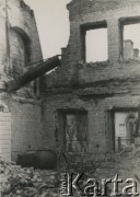Po 1.09.1939, Warszawa, Polska.
Zniszczony nalotami bombowymi budynek.
Fot. NN, zbiory Ośrodka KARTA, udostępnił Roman Trojanowicz