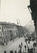 Po 1.09.1939, Warszawa, Polska.
Ulica Nowy Świat, w głębi Kościół św. Krzyża przy ul. Krakowskie Przemieście.
Fot. NN, zbiory Ośrodka KARTA, udostępnił Roman Trojanowicz