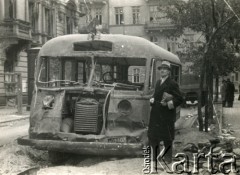 Po 1.09.1939, Warszawa, Polska.
Mężczyzna z opaską Służby Obywatelskiej przy szkielecie autobusu.
Fot. NN, zbiory Ośrodka KARTA, udostępnił Roman Trojanowicz