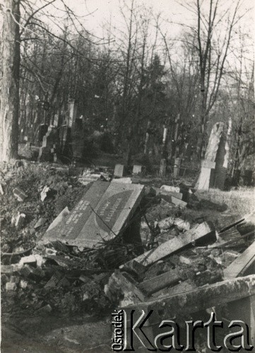 Po 1.09.1939, Warszawa, Polska.
Cmentarz Powązkowski.
Fot. NN, zbiory Ośrodka KARTA, udostępnił Roman Trojanowicz