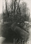 Po 1.09.1939, Warszawa, Polska.
Cmentarz Powązkowski.
Fot. NN, zbiory Ośrodka KARTA, udostępnił Roman Trojanowicz