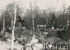 Po 1.09.1939, Warszawa, Polska.
Cmentarz Powązkowski, w głębi widać żałobników.
Fot. NN, zbiory Ośrodka KARTA, udostępnił Roman Trojanowicz