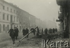 Po 1.09.1939, Warszawa, Polska.
Ulica Nowy Świat.
Fot. NN, zbiory Ośrodka KARTA, udostępnił Roman Trojanowicz