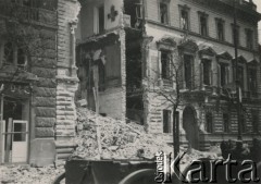 Po 1.09.1939, Warszawa, Polska.
Zniszczony nalotami bombowymi budynek.
Fot. NN, zbiory Ośrodka KARTA, udostępnił Roman Trojanowicz