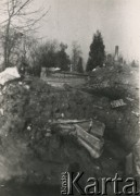 Po 1.09.1939, Warszawa, Polska.
Cmentarz Powązkowski.
Fot. NN, zbiory Ośrodka KARTA, udostępnił Roman Trojanowicz