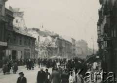 Po 1.09.1939, Warszawa, Polska.
Ulica Nowy Świat.
Fot. NN, zbiory Ośrodka KARTA, udostępnił Roman Trojanowicz
