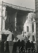 Po 1.09.1939, Warszawa, Polska.
Zniszczona kamienica przy ul. Nowy Świat 17, obok kina Colosseum (Nowy Świat 19).
Fot. NN, zbiory Ośrodka KARTA, udostępnił Roman Trojanowicz