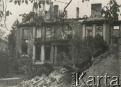 Po 1.09.1939, Warszawa, Polska.
Zniszczony nalotami bombowymi budynek.
Fot. NN, zbiory Ośrodka KARTA, udostępnił Roman Trojanowicz