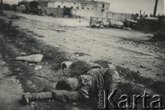 Po 1.09.1939, Warszawa, Polska.
Zwłoki przy drodze.
Fot. NN, zbiory Ośrodka KARTA, udostępnił Roman Trojanowicz