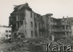 Po 1.09.1939, Warszawa, Polska.
Zniszczony nalotami bombowymi budynek.
Fot. NN, zbiory Ośrodka KARTA, udostępnił Roman Trojanowicz