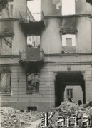 Po 1.09.1939, Warszawa, Polska.
Zniszczony nalotami bombowymi budynek.
Fot. NN, zbiory Ośrodka KARTA, udostępnił Roman Trojanowicz