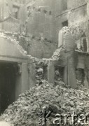 Po 1.09.1939, Warszawa, Polska.
Zniszczony nalotami bombowymi budynek.
Fot. NN, zbiory Ośrodka KARTA, udostępnił Roman Trojanowicz