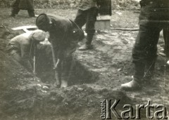 Po 1.09.1939, Warszawa, Polska.
Wykopywanie grobu.
Fot. NN, zbiory Ośrodka KARTA, udostępnił Roman Trojanowicz