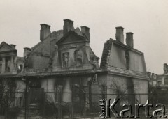 Po 1.09.1939, Warszawa, Polska.
Zniszczony nalotami bombowymi budynek.
Fot. NN, zbiory Ośrodka KARTA, udostępnił Roman Trojanowicz