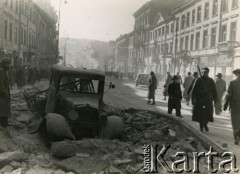Po 1.09.1939, Warszawa, Polska.
Ulica Nowy Świat (w stronę Al. Jerozolimskich). Na pierwszym planie żołnierz polski.
Fot. NN, zbiory Ośrodka KARTA, udostępnił Roman Trojanowicz