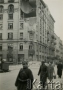 Po 1.09.1939, Warszawa, Polska.
Ulica Mokotowska 45 róg Piusa XI nr 11 i 11B (cukiernia Leona Mytkowskiego przy ul. Piusa XI 11). Na pierwszym planie polscy żołnierze.
Fot. NN, zbiory Ośrodka KARTA, udostępnił Roman Trojanowicz