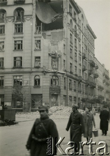 Po 1.09.1939, Warszawa, Polska.
Ulica Mokotowska 45 róg Piusa XI nr 11 i 11B (cukiernia Leona Mytkowskiego przy ul. Piusa XI 11). Na pierwszym planie polscy żołnierze.
Fot. NN, zbiory Ośrodka KARTA, udostępnił Roman Trojanowicz
