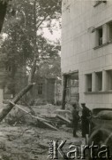 Po 1.09.1939, Warszawa, Polska.
Zniszczony nalotami bombowymi budynek.
Fot. NN, zbiory Ośrodka KARTA, udostępnił Roman Trojanowicz