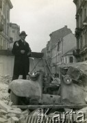 Po 1.09.1939, Warszawa, Polska.
Mężczyzna z opaską Służby Obywatelskiej w ruinach miasta.
Fot. NN, zbiory Ośrodka KARTA, udostępnił Roman Trojanowicz