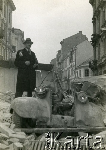 Po 1.09.1939, Warszawa, Polska.
Mężczyzna z opaską Służby Obywatelskiej w ruinach miasta.
Fot. NN, zbiory Ośrodka KARTA, udostępnił Roman Trojanowicz