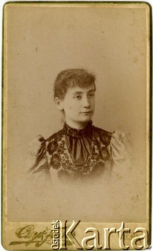 Ok. 1890, Wilno, zabór rosyjski.
Portret kobiety wykonany w atelier fotograficznym 