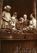 Lata 30., brak miejsca.
Portret rodzinny, od lewej w 1. rzędzie znajdują się - Zofia Cywińska, Jan Grochowski, Niusia Czechowicz i Marianna (Maniuta) Szwinta. W 2. rzędzie od lewej stoją Tadeusz Lachowicki-Czechowicz senior i Tadeusz (Dziunio) Lachowicki-Czechowicz junior.
Fot. NN, zbiory Ośrodka KARTA, przekazała Danuta Tyszyńska-Kownacka.