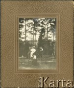 Ok. 1906, Ratomka k. Mińska, Imperium Rosyjskie.
Zdjęcie grupowe wykonane podczas wycieczki do Ratomki pod Mińskiem. U dołu siedzi najprawdopodobniej Jadwiga Żórawska, w tle żołnierz w mundurze armii carskiej.
Fot. NN, zbiory Ośrodka KARTA, przekazała Danuta Tyszyńska-Kownacka.