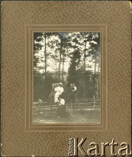 Ok. 1906, Ratomka k. Mińska, Imperium Rosyjskie.
Zdjęcie grupowe wykonane podczas wycieczki do Ratomki pod Mińskiem. U dołu siedzi najprawdopodobniej Jadwiga Żórawska, w tle żołnierz w mundurze armii carskiej.
Fot. NN, zbiory Ośrodka KARTA, przekazała Danuta Tyszyńska-Kownacka.