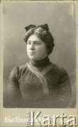Ok. 1900, brak miejsca.
Portret Jadwigi Żórawskiej wykonany w atelier fotograficznym 