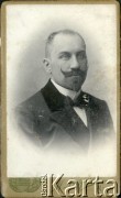 Ok. 1900, Mińsk, Imperium Rosyjskie.
Portret Ludwika Mikucia wykonany w atelier fotograficznym 