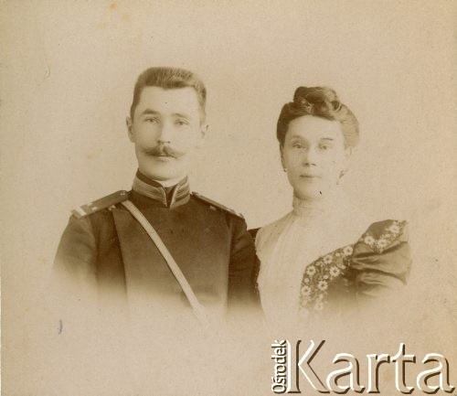 Ok. 1900, brak miejsca.
Portret Alki (Aliny?) Demidowicz z synem Karolem. Karol Demidowicz ukazany jest w mundurze armii carskiej.
Fot. NN, zbiory Ośrodka KARTA, przekazała Danuta Tyszyńska-Kownacka.