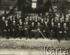 1925., Oszmiana, woj. wileńskie, Polska.
Urzędnicy i personel starostwa oraz sejmiku w Oszmianie. W 1 rzędzie, 4 z lewej, siedzi Jan Piekutowski - urzędnik państwowy, w 1925 roku pełnił funkcję prowizorycznego urzędnika w Starostwie w Oszmianie.
Fot. NN, kolekcja Jana Piekutowskiego, zbiory Ośrodka KARTA