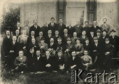 1925, Oszmiana, woj. wileńskie, Polska.
Zjazd wójtów i sekretarzy gminnych w Oszmianie. W 2 rzędzie, 5 z prawej, siedzi Jan Piekutowski - urzędnik państwowy, w 1925 roku pełnił funkcję prowizorycznego urzędnika w Starostwie w Oszmianie.
Fot. NN, kolekcja Jana Piekutowskiego, zbiory Ośrodka KARTA