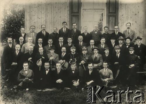1925, Oszmiana, woj. wileńskie, Polska.
Zjazd wójtów i sekretarzy gminnych w Oszmianie. W 2 rzędzie, 5 z prawej, siedzi Jan Piekutowski - urzędnik państwowy, w 1925 roku pełnił funkcję prowizorycznego urzędnika w Starostwie w Oszmianie.
Fot. NN, kolekcja Jana Piekutowskiego, zbiory Ośrodka KARTA
