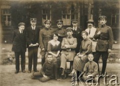 Ok. 1921, Baranowicze, woj. nowogródzkie, Polska.
Biuro Delegata w Baranowiczach. Pośrodku siedzi Jan Piekutowski - urzędnik państwowy, w latach 1921-1922 pełnił funkcję delegata pełnomocnego na okręg baranowicki i komisarza w Urzędzie Emigracyjnym w Baranowiczach.
Fot. NN, kolekcja Jana Piekutowskiego, zbiory Ośrodka KARTA