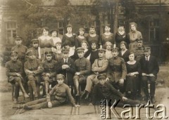 Ok. 1921, Baranowicze, woj. nowogródzkie, Polska.
Biuro Komisarza w Baranowiczach. Pośrodku siedzi Jan Piekutowski - urzędnik państwowy, w latach 1921-1922 pełnił funkcję delegata pełnomocnego na okręg baranowicki i komisarza w Urzędzie Emigracyjnym w Baranowiczach.
Fot. NN, kolekcja Jana Piekutowskiego, zbiory Ośrodka KARTA