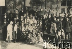 1925, Święciany, woj. wileńskie, Polska.
Dożynki w Szkole Rolniczej w Święcianach. Pośrodku siedzi Jan Piekutowski - urzędnik państwowy, w 1925 roku zastępca starosty w Święcianach.
Fot. NN, kolekcja Jana Piekutowskiego, zbiory Ośrodka KARTA