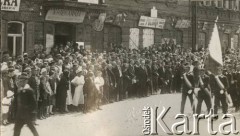1925, Święciany, woj. wileńskie, Polska.
Defilada członków stowarzyszenia Przysposobienia Wojskowego. Zdjęcie wykonało atelier fotograficzne 