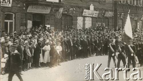 1925, Święciany, woj. wileńskie, Polska.
Defilada członków stowarzyszenia Przysposobienia Wojskowego. Zdjęcie wykonało atelier fotograficzne 