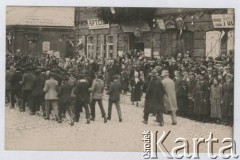 1925, Święciany, woj. wileńskie, Polska.
Defilada członków stowarzyszenia Przysposobienia Wojskowego. Zdjęcie wykonało atelier fotograficzne 