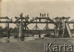 1929, Smorgonie, woj. wileńskie, Polska.
Budowa mostu w Smorgoniach.
Fot. NN, kolekcja Jana Piekutowskiego, zbiory Ośrodka KARTA