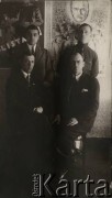 Lata 20., Mołodeczno, woj. wileńskie, Polska.
Urzędnicy w Mołodecznie. 1 z lewej siedzi Jan Piekutowski - urzędnik państwowy, powołany w 1927 roku na stanowisko starosty mołodeczańskiego.
Fot. NN, kolekcja Jana Piekutowskiego, zbiory Ośrodka KARTA