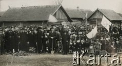 Ok. 1930, Lebiedziew k. Mołodeczna, woj. wileńskie, Polska.
Sadzenie drzewek.
Fot. NN, kolekcja Jana Piekutowskiego, zbiory Ośrodka KARTA