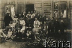 1922, Baranowicze, woj. nowogródzkie, Polska.
Ochronka w Baranowiczach. Pośrodku siedzi Jan Piekutowski - urzędnik państwowy, w latach 1921-1922 pełnił funkcję delegata Głównego Komitetu Pomocy Jeńcom i Repatriantom w Baranowiczach.
Fot. NN, kolekcja Jana Piekutowskiego, zbiory Ośrodka KARTA