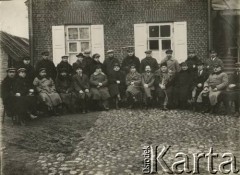 Lata 20., Oszmiana, woj. wileńskie, Polska.
Zjazd burmistrzów, wójtów i sekretarzy w Oszmianie. W 1 rzędzie, 8 z prawej, siedzi Jan Piekutowski - urzędnik państwowy, w 1925 roku pełnił funkcję zastępcy starosty w Oszmianie.
Fot. NN, kolekcja Jana Piekutowskiego, zbiory Ośrodka KARTA